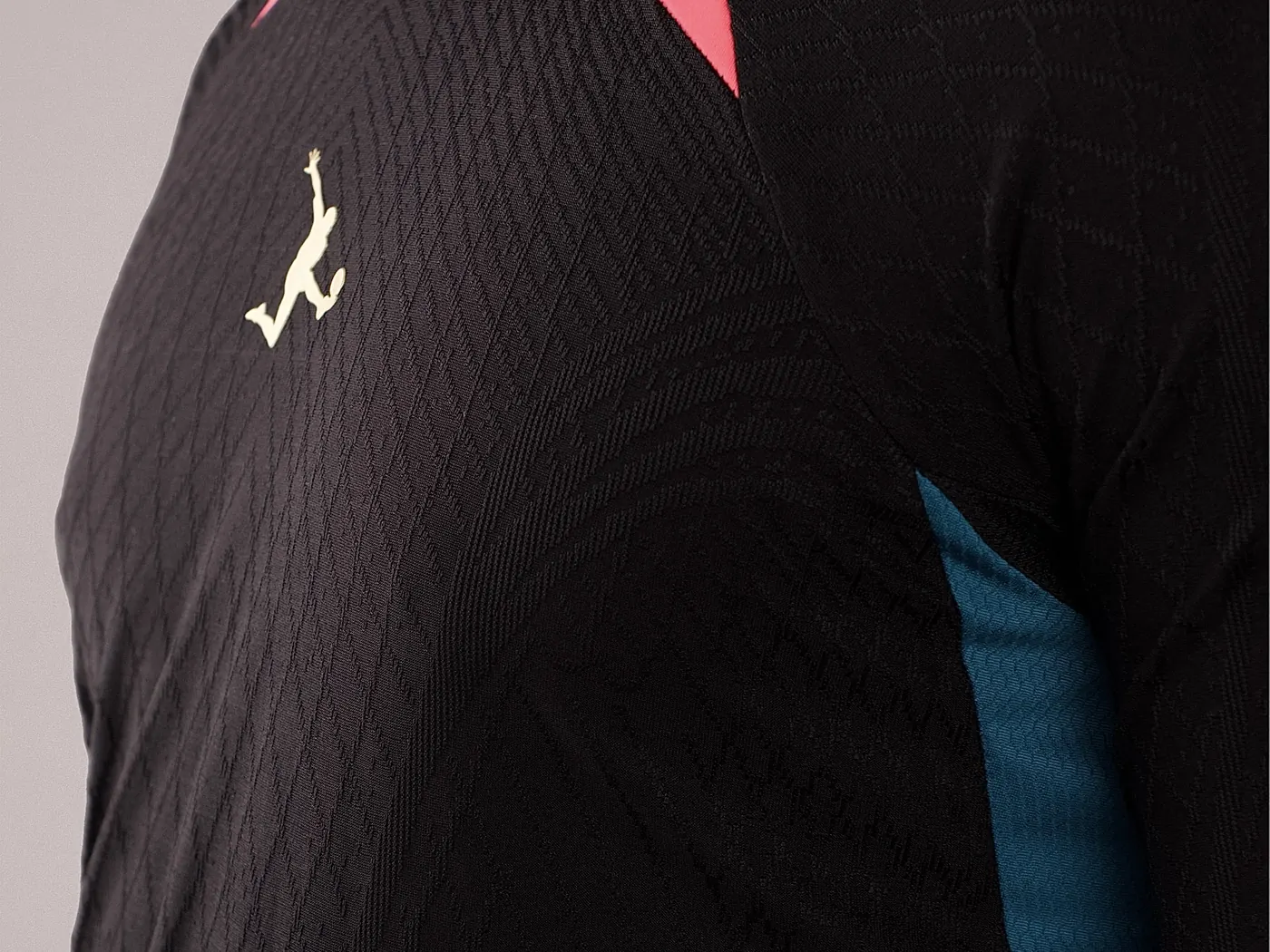 Игровая футболка Igoshi Sport крупным планом: боковая вставка и светоотражающий логотип